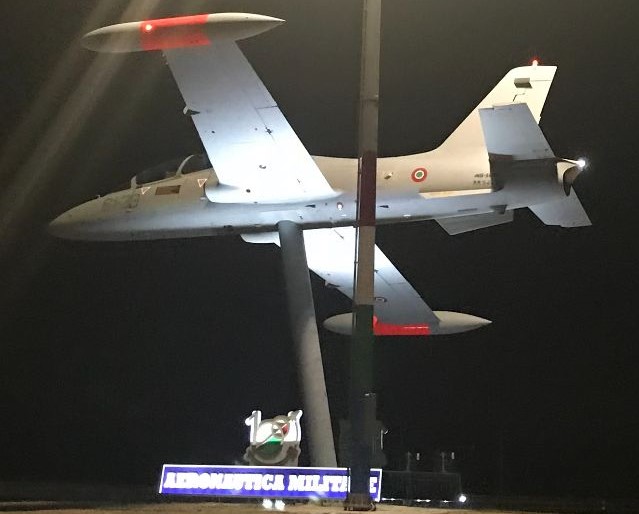 Galatina, un aereo militare svetta sulla rotatoria della strada per