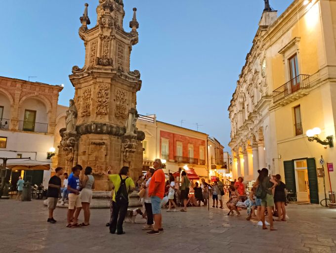 rid. Nard&ograve; Piazza Salandra turisti orizzontale